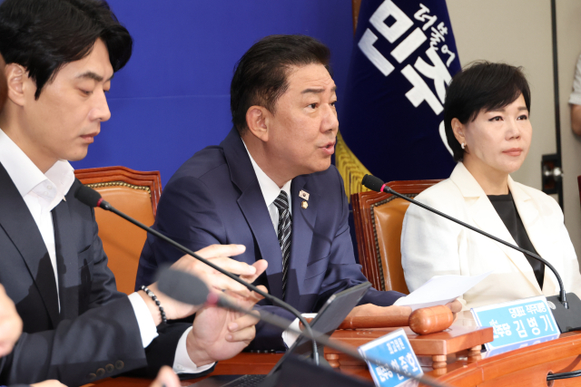 더불어민주당 김병기 당대표 직무대행 겸 원내대표가 25일 서울 여의도 국회에서 열린 최고위원회의에서 발언하고 있다. 연합뉴스