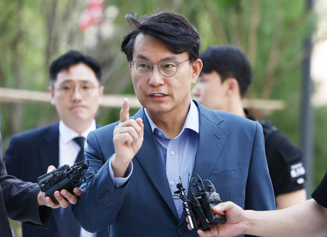 국민의힘 윤상현 의원이 27일 서울 종로구 광화문 kt웨스트 김건희 특검 사무실로 향하며 손을 들어올리고 있다. 연합뉴스