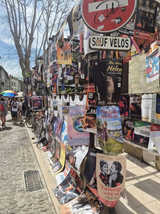 프랑스 아비뇽 페스티벌이 열리는 거리에 공연을 알리는 각종 포스터. 부산문화재단 제공