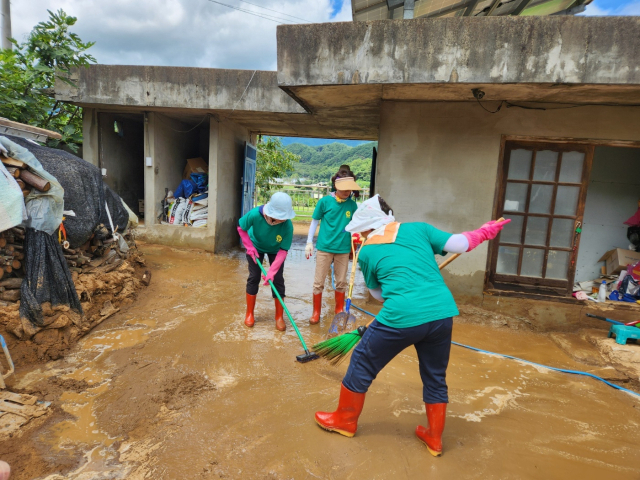 지난 26일 부산 중구 새마을 단체 회원 30여 명이 경남 산청군 수해 현장에서 피해 복구를 위한 봉사 활동을 펼쳤다. 부산 중구청 제공