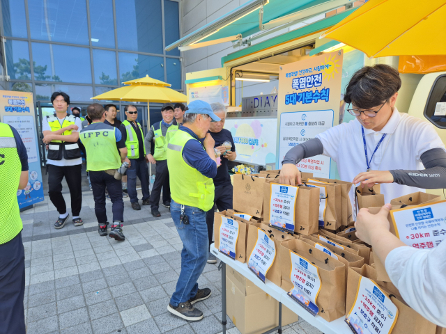 인천항만공사(IPA) 직원들이 인천항 국제여객터미널 근로자에게 온열질환 예방수칙을 안내하고 있다. IPA 제공