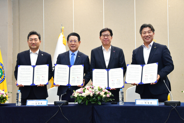 지난 25일 부산 해운대구 벡스코에서 부산시 주재로 ‘글로컬대학 비전 및 혁신전략 보고회’가 개최됐다. 왼쪽부터 한원희 국립목포해양대 총장, 김영록 전남도지사, 박형준 부산시장, 류동근 국립한국해양대 총장. 부산시 제공