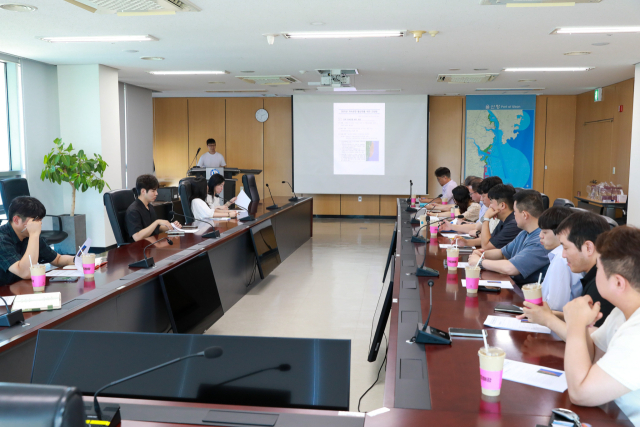 울산항만공사(UPA)는 울산항 대기질 개선을 위해 운영 중인 선박저속운항 프로그램의 참여율을 높이기 위해 지난 25일 공사 12층 대회의실에서 선사 및 대리점 관계자들을 대상으로 간담회를 개최했다. UPA 제공