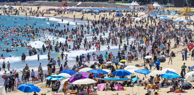 본격적인 여름 피서철인 27일 부산 해운대구 해운대해수욕장에 피서객이 몰려 북적이고 있다. 김종진 기자 kjj1761@