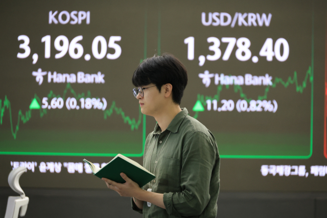 이달 들어 이차전지주 주가가 미국의 대중 무역 규제 등에 고공행진하면서 국내 업종 수익률 1위를 기록했다. 지난 25일 서울 중구 하나은행 본점에서 직원들이 증시와 환율을 모니터하고 있다. 연합뉴스