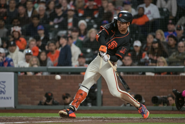 샌프란시스코 자이언츠 이정후가 27일(한국 시간) 2025 미프로야구 메이저리그 뉴욕 메츠전에서 9회말 오른쪽 담장을 직격하는 2루타를 치고 있다. 이메인이미지·연합뉴스
