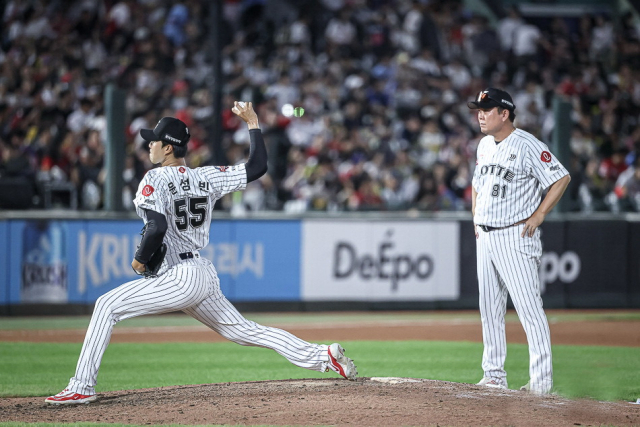 롯데 자이언츠 윤성빈이 지난 26일 부산 사직야구장에서 열린 프로야구 KIA 타이거즈전에서 등판에 앞서 주형광 투수코치가 지켜보는 가운데 공을 던지고 있다. 롯데 자이언츠 제공