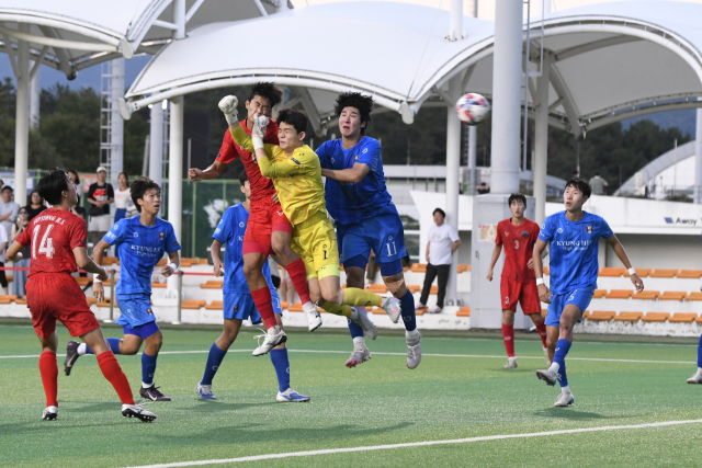 인천 부평고의 조희성(왼쪽 네 번째)이 지난 26일 경남 고성군 스포츠파크2구장에서 열린 제62회 청룡기고교축구대회 8강정 서울 경희고와의 경기에서 전반 29분 헤더골을 넣고 있다. 부산시축구협회 제공
