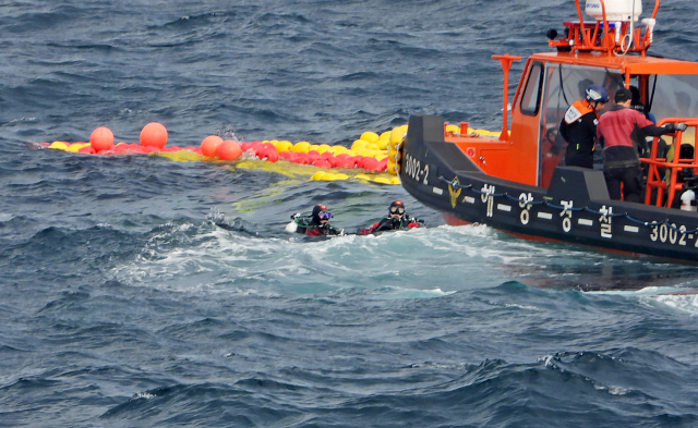 지난해 11월 금성호 침몰 사고 발생 해역에서 수색 작업이 벌어지고 있다. 부산일보DB
