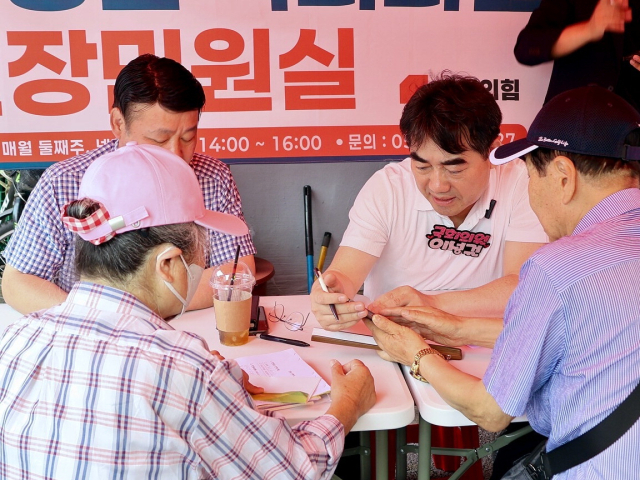 정권이 바뀌어 ‘여대야소’ 정국을 맞은 부산의 야당 국회의원들이 돌파구 찾기에 여념이 없다. 김민석 국무총리의 총리 후보자 당시 지명 철회를 요구하는 주진우(위) 의원과 부산 지역에서 주민들과 소통하는 이성권 의원. 연합뉴스