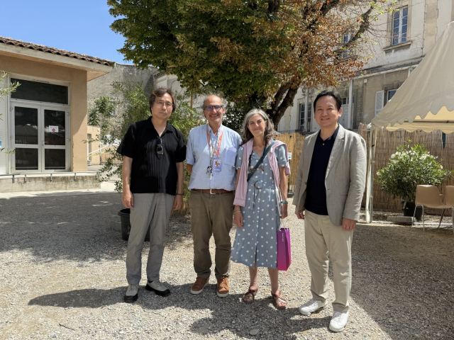 프랑스 아비뇽 알야(ALYA)극장 공동대표와 함께 포즈를 취한 부산문화재단 오재환(맨 왼쪽) 대표이사와 부산시 조유장(맨 오른쪽) 문화국장. 부산문화재단 제공