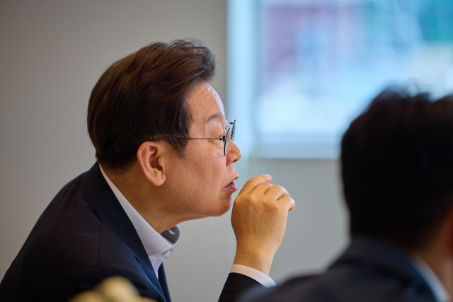 이재명 대통령이 21일 서울 용산 대통령실 청사에서 김민석 국무총리와 주례 보고 회동을 하고 있다. 연합뉴스