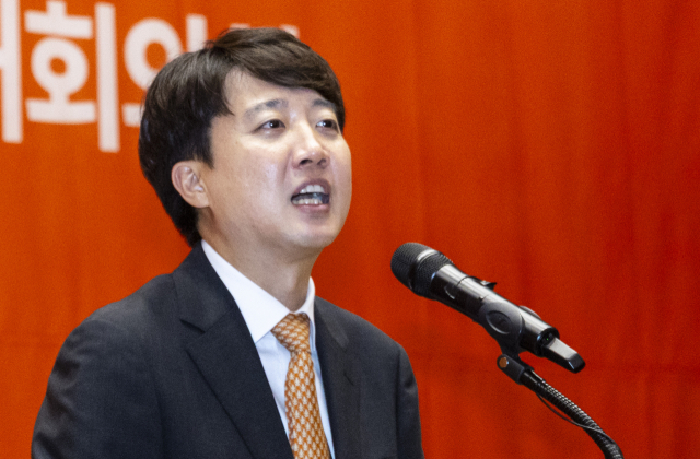 개혁신당 당 대표 선거에 단독 출마한 이준석 의원이 27일 국회의원회관 대회의실에서 열린 개혁신당 제2차 전당대회에서 정견 발표를 하고 있다. 연합뉴스