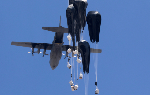 27일(현지 시간) C-130 허큘리스 군용기가 가자 지구 북부에 인도적 지원 물자를 투하하고 있다. 요르단과 아랍에미리트는 수개월 만에 처음으로 이날 가자 지구에 25t 규모의 구호 물자를 낙하산으로 투하했다고 요르단 정부 관계자가 밝혔다. UPI연합뉴스