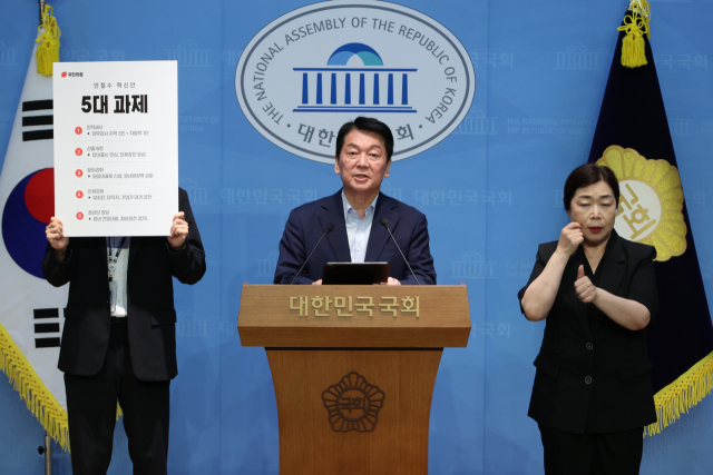 국민의힘 당권주자인 안철수 의원이 28일 서울 여의도 국회 소통관에서 인적쇄신 방안 등 당 혁신안을 발표하고 있다. 연합뉴스