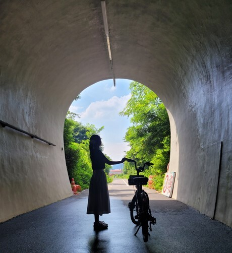 경남 창원과 연결되는 함안군 산인면 입곡건널목에서 신당터널 4.4km 자전거도로 구간이 최근 개통됐다. 함안군 제공