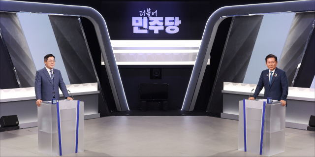 더불어민주당 박찬대, 정청래 당대표 후보가 27일 서울 여의도 KBS 신관 공개홀에서 열린 TV토론회에 참석해 시작을 기다리고 있다. 연합뉴스