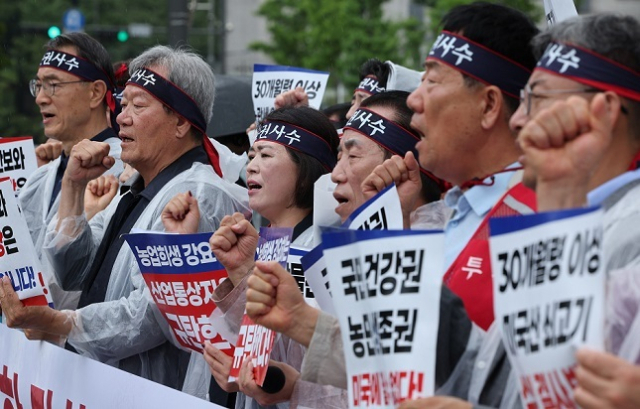 지난 18일 서울 용산구 대통령실 앞에서 한국농축산연합회 등 농축산 단체 회원들이 한미 상호관세 협상 농축산물 개방 반대 구호를 외치고 있다. 연합뉴스