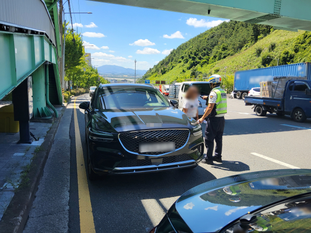 경찰이 40대 여성 A 씨를 음주 운전 혐의로 단속하는 모습. 부산경찰청 제공