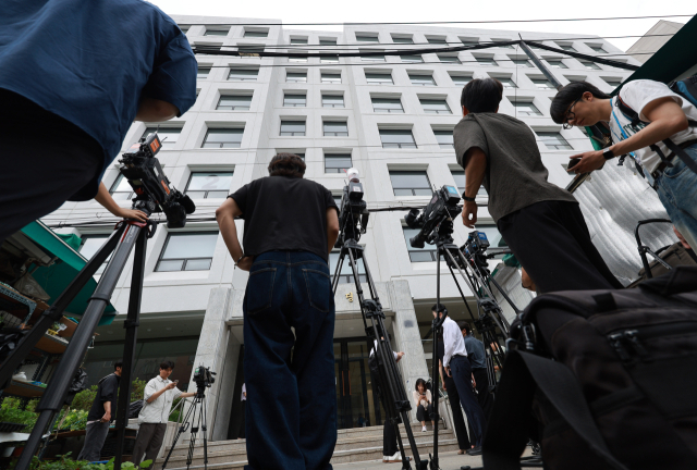 윤석열 전 대통령 배우자 김건희 여사를 둘러싼 주가조작 등 각종 의혹을 수사하는 민중기 특별검사팀이 삼부토건에 대해 압수수색에 나선 3일 서울 종로구 삼부토건이 입주한 건물 앞에 취재진이 대기하고 있다. 연합뉴스