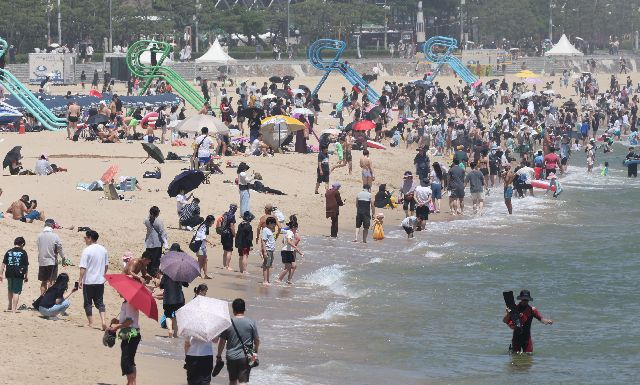 부울경 전 지역에 폭염특보가 발효된 가운데 이번 주 내내 무더위와 열대야가 계속될 전망이다. 사진은 부산·울산·경남 지역의 낮 최고기온이 30도를 웃돌며 폭염 특보가 내려진 지난달 29일 오후 부산 해운대해수욕장. 부산일보DB