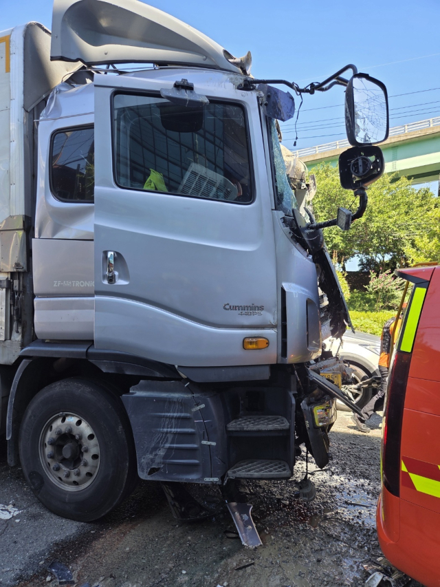 부산 사상구에서 6중 추돌 교통사고가 발생해 6명이 다쳤다. 사고 현장 모습. 부산소방재난본부 제공