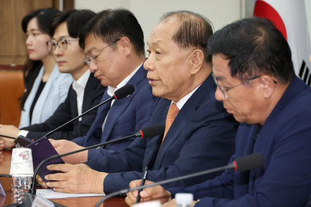 국민의힘 황우여 선거관리위원장이 28일 서울 여의도 국회에서 열린 제4차 당 대표 및 최고위원 선출 선거관리위원회의에서 발언하고 있다. 연합뉴스