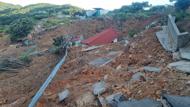 경남 산청군 생비량면 상능마을 모습. 지난 19일 오후 발생한 산사태로 인해 마을 전체가 토사에 파묻힌 상태다. 김현우 기자
