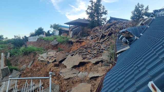 산사태 이후 계속해서 지반 붕괴가 진행되자 산청군은 마을 복구가 불가능하다고 판단하고 집단 이주를 추진 중이다. 김현우 기자