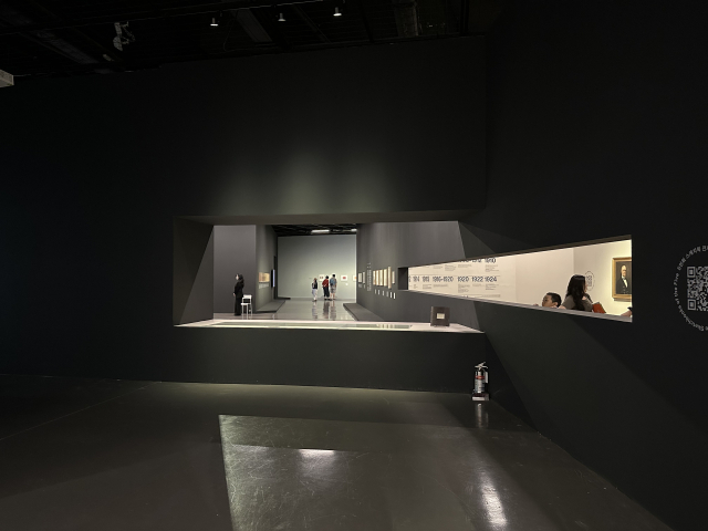 격벽 통창을 통해 다른 방 전시가 보이는 모습. 김은영 기자 key66@