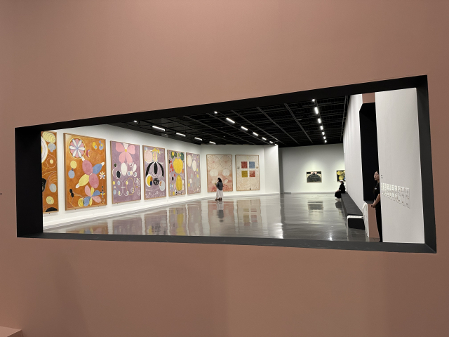 격벽 통창을 통해 '10점의 대형 그림'이 보이는 모습. 김은영 기자 key66@