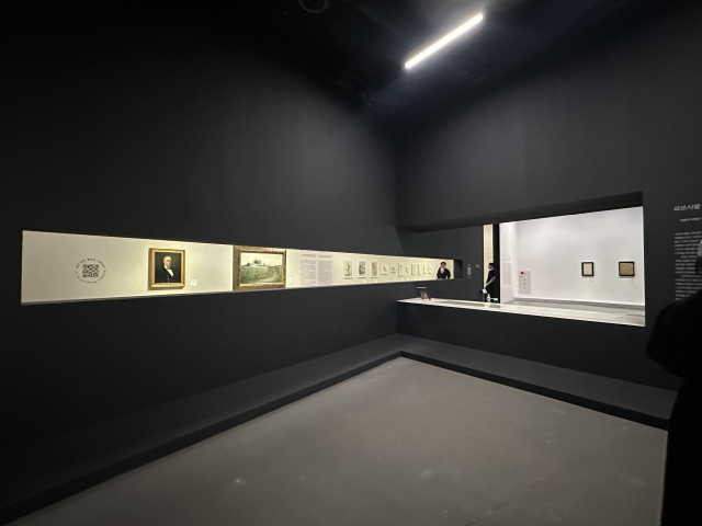 전시장 격벽 통창 너머로 보이는 힐마의 초기작 모습이다. 김은영 기자 key66@