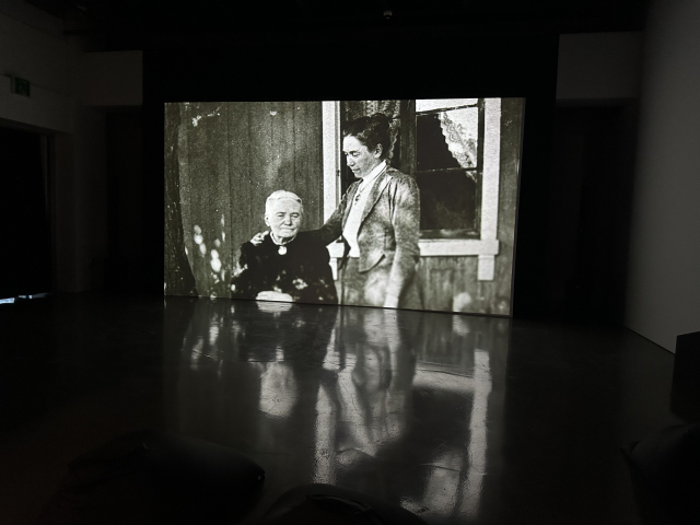 다큐멘터리에 나온 힐마와 그의 어머니 모습. 김은영 기자 key66@