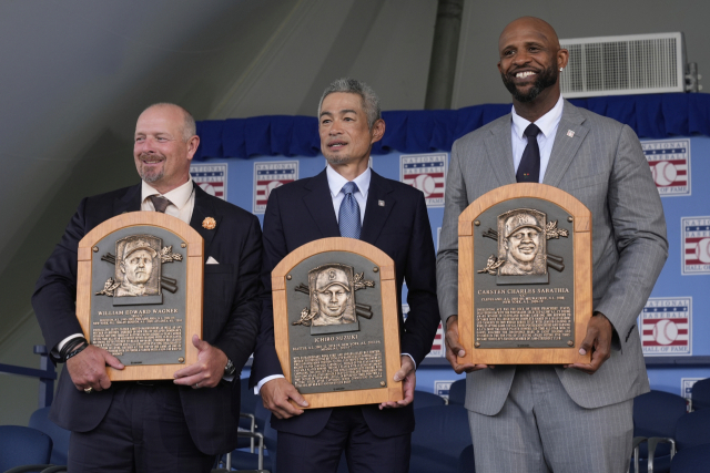 일본 야구의 전설 스즈키 이치로(가운데)가 미국 뉴욕에서 열린 명예의 전당 헌액식에서 기념촬영을 하고 있다. AP연합뉴스