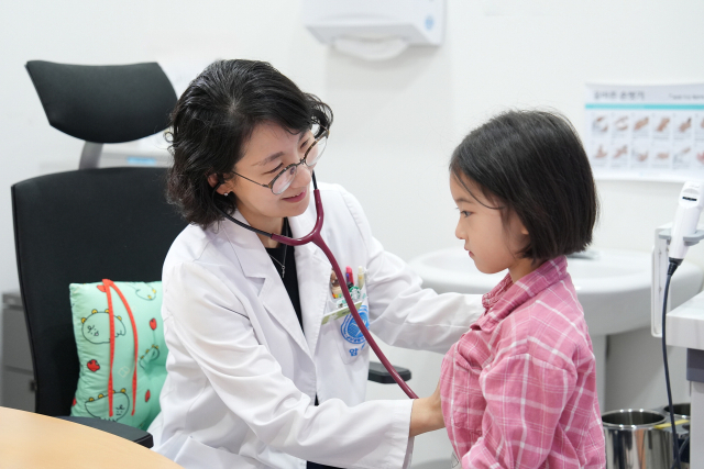막연히 걱정하기보다는 성장 관련 질환을 이해하는 게 우선이다. 동남권원자력의학원 소아청소년과 박경미 과장은 “개인별 성장 속도가 다르고 아이의 영양 상태, 사춘기 등 다양한 변수가 있는 만큼 여러 검사를 통한 진단을 토대로 치료법을 찾아야 한다”고 조언했다. 동남권원자력의학원 제공