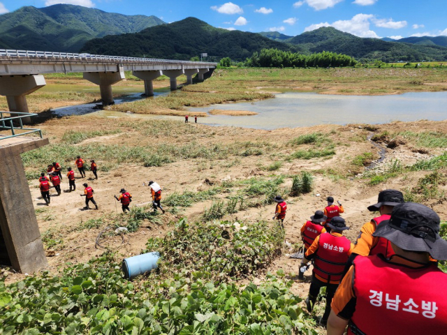 경남소방본부 소속 대원들이 27일 폭염에도 아랑곳하지 않고 산청군 일대에서 실종자 수색 작업을 벌이고 있다. 경남소방본부 제공