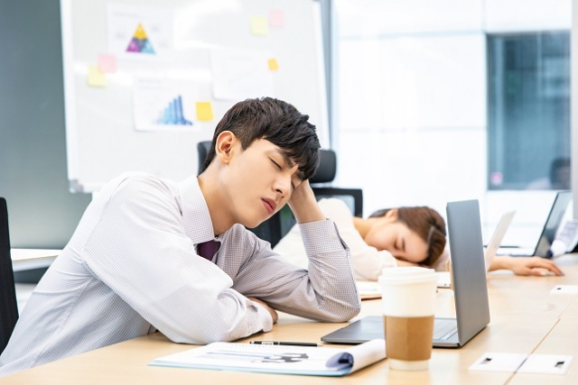 우리나라 국민들의 잠자는 시간이 1999년 통계 집계 이후 처음으로 감소했다. 그러나 방송 인터넷 동영상 책 등 미디어 이용시간은 크게 늘었고 특히 영상을 보며 여가를 보낸다는 사람들이 급증했다. 이미지투데이