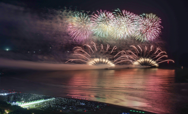 지난해 다대포해수욕장 일원에서 열린 ‘2024 부산바다축제’의 다대불꽃쇼. 부산일보DB