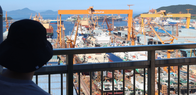 한미 관세 협상 시한을 나흘 앞둔 28일 경남 거제시 아주동 한화오션 본사에 대형 크레인이 보인다. 연합뉴스