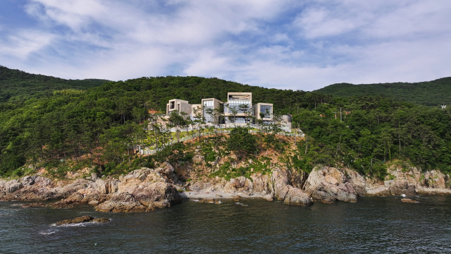 세계적인 건축상인 ‘베르사유상’을 받은 부산 강서구 가덕도의 카페 ‘세븐아일랜드’는 각 공간에서 7개의 섬을 바라보도록 설계됐다. 세븐아일랜드 제공