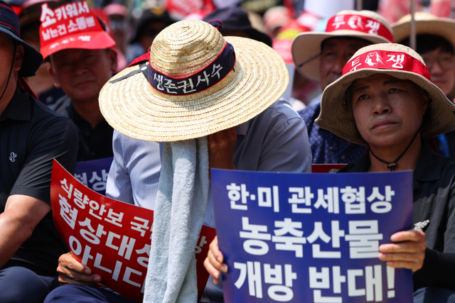 28일 서울 용산구 삼각지 인근에서 열린 한미 농축산물 개방 반대 결의대회. 연합뉴스