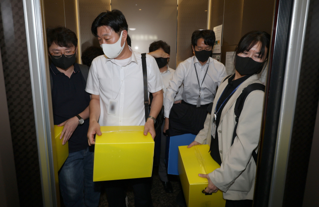 김건희 여사의 의혹들을 수사하는 민중기 특별검사팀 관계자들이 28일 서울 노원구 개혁신당 이준석 대표의 자택에서 압수수색을 마친 후 압수품을 옮기고 있다. 연합뉴스