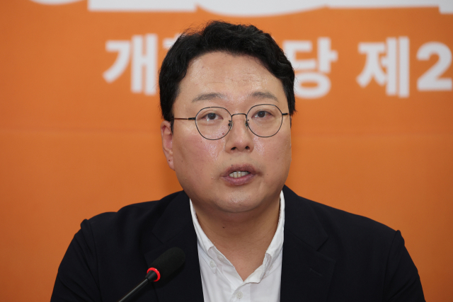 김건희 여사의 의혹들을 수사하는 민중기 특별검사팀이 개혁신당 이준석 대표의 자택 압수수색에 나선 28일 서울 여의도 국회에서 열린 개혁신당 긴급 기자회견에서 천하람 원내대표가 발언하고 있다. 연합뉴스