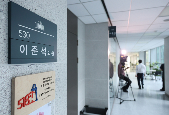 김건희 여사의 의혹들을 수사하는 민중기 특별검사팀이 개혁신당 이준석 대표의 자택 압수수색에 나선 28일 서울 여의도 국회 의원회관 내 이준석 의원실 앞에서 취재진이 대기하고 있다. 연합뉴스