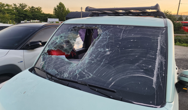 28일 오후 울산 북구의 한 병원 주차장에서 30대 남성이 20대 여성에게 흉기를 휘둘러 다치게 한 사건이 발생했다. 사진은 피의자가 도주를 시도하려 탑승한 차량 유리가 시민들에 의해 깨져 있는 모습. 연합뉴스