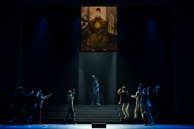 고종 황제 황실 사진가 집안의 대를 잇는 어진 회수기를 다룬 '어둠상자' 공연 모습. 부산연극협회 제공