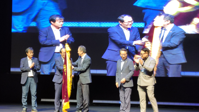 이준승(왼쪽 두 번째) 부산시 행정부시장이 지난 27일 열린 제43회 대한민국연극제 인천 폐막식에서 손정우 한국연극협회 이사장으로부터 대회기를 넘겨받고 있다. 맨 왼쪽은 이정남 부산연극협회장. 부산연극협회 제공