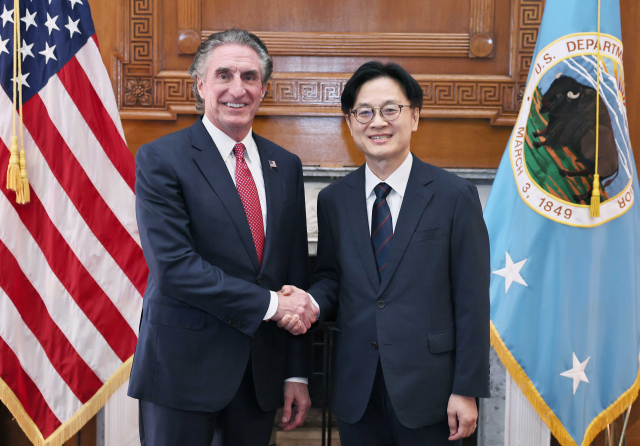 김정관 산업통상자원부 장관이 지난 24일(현지시간) 미국 워싱턴 DC에서 더그 버검 미국 백악관 국가에너지위원회 위원장과 면담에 앞서 악수를 하고 있다. 산업부 제공