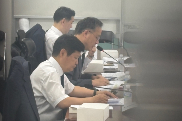 이형일 기획재정부 1차관(왼쪽 두번째)이 29일 서울 여의도 국회 의원회관에서 열린 세제 개편안 마련을 위한 비공개 당정협의회에서 자료를 보고 있다. 연합뉴스