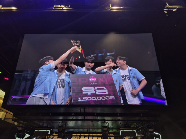 지난 26일 부산 부산진구 e스포츠 경기장 ‘브레나’에서 ‘2025 브레나 베스트플레이어 대회’가 열렸다. 이 대회 청소년부 발로란트 종목에서 우승한 부산컴퓨터과학고 A팀(Team CubeTang)이 트로피를 들어 올리고 있다. 부산시교육청 제공